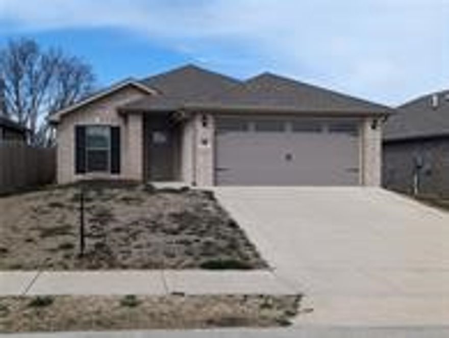 Newer home in the Woodward Hills addition. A beautifully Crafted home with a great open floor plan. A large living area proceeds the open Kitchen / eat in bar and a lighted pantry. Formal dining room and a split floor plan lend to a nice layout for entertaining guest. The main bedroom boasts a large bath and walk in closet space. Neutral colors throughout make for easy decorating in your favorite style. Take a look before it is gone.