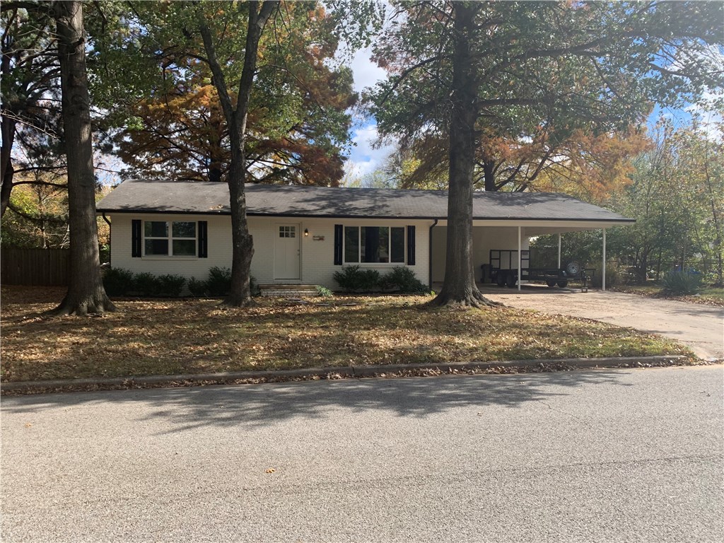Newly renovated, Single Family Home, in quiet Fayetteville neighborhood! 3 bed, 1.5 bathrooms, has granite counters, stainless steel appliances, real wood floors, and lots of natural light! Large backyard is great for entertaining. Very close to 71B, U of A research center, I-49, and downtown Fayetteville.