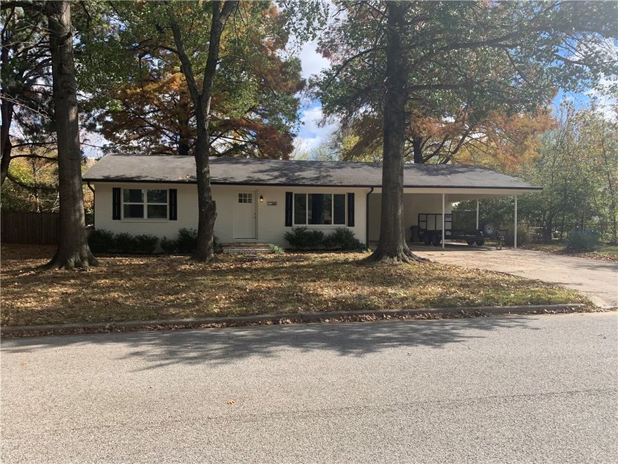 Newly renovated, Single Family Home, in quiet Fayetteville neighborhood! 3 bed, 1.5 bathrooms, has granite counters, stainless steel appliances, real wood floors, and lots of natural light! Large backyard is great for entertaining. Very close to 71B, U of A research center, I-49, and downtown Fayetteville.