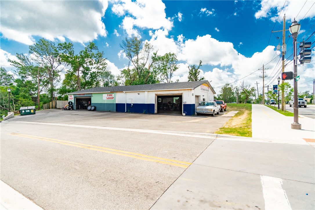 This commercial property in downtown Rogers presents a rare opportunity to establish a presence in a high-traffic, rapidly growing area. Its strategic location near a popular mountain biking park and within one of the fastest-growing downtown areas in Northwest Arkansas, with an impressive 11,000 vehicles per day & airspace cleared up to four stories , makes it an excellent investment for forward-thinking businesses.