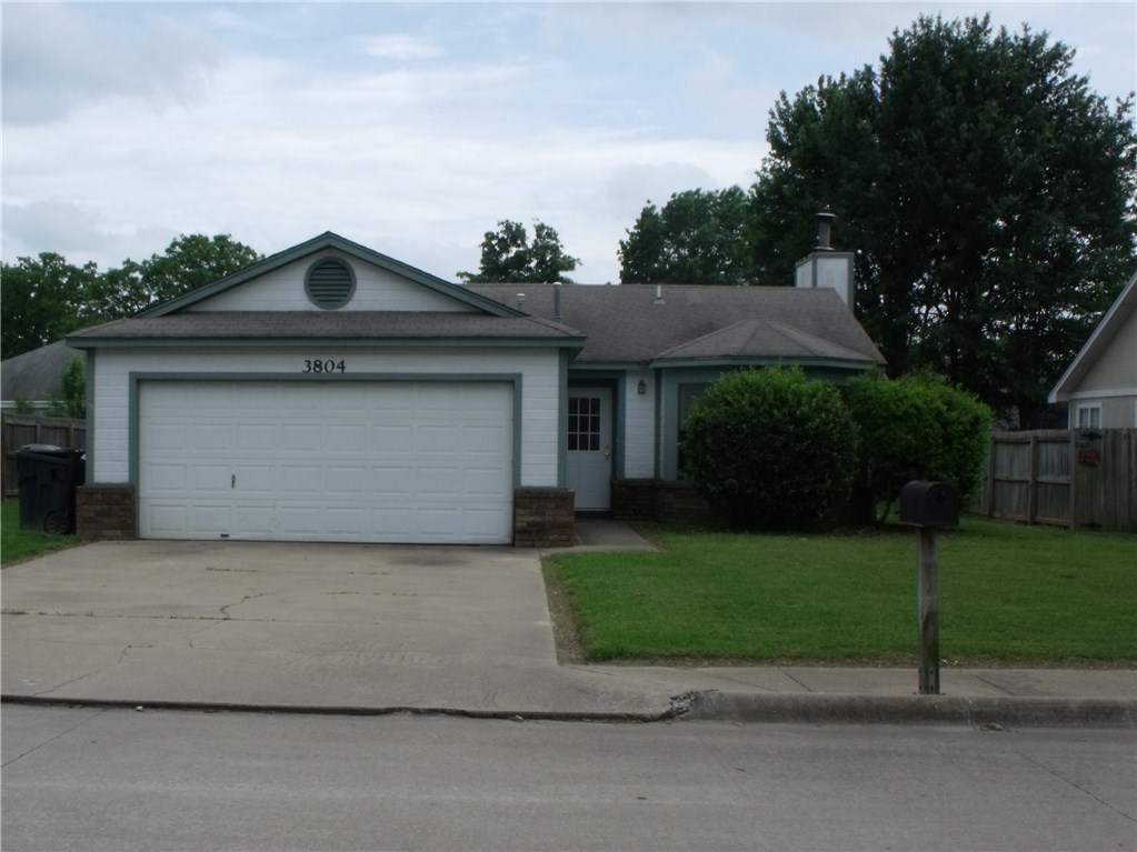 3 bedroom 2 bath located in the heart of Rogers and walking distance to public elementary school and shopping. Excellent rental history. Tenant occupied.