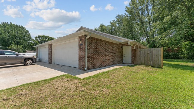 Please note: This is a NO Pet property.
Recently updated 3 bed, 2 bath duplex in central Springdale. Features granite countertops, tile floors, and a private side patio. Shaded, tree-lined yard and a two-car garage. Just one block from Jones Elementary. Great location close to schools, shopping, and more!
We do not advertise on Craigslist or Facebook Marketplace.
S.A.F.E. Property Management residents are enrolled in the Resident Benefits Package (RBP) for $35.00/month which includes liability insurance, credit building to help boost the residentās credit score with timely rent payments, up to $1M Identity Theft Protection, HVAC air filter delivery...etc.