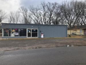PRICE REDUCED TO SELL!! COMMERCIAL BUILDING READY FOR NEW BUSINESS. HAS BEEN USED AS A RESTAURANT, GROCERIY STORE, BAIT SHOP. GREAT POTENTIAL FOR MANY OTHER SMALL BUSINESS. OWNER WILL CONSIDER FINANCING! recently open as a grocery store but it can still be use as a restaurant. Most of the equipment is still in place.