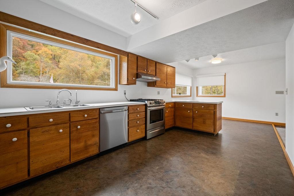 Culloden, West Virginia, 25510, United States, 3 Bedrooms Bedrooms, ,4 BathroomsBathrooms,Residential,Active,1972194