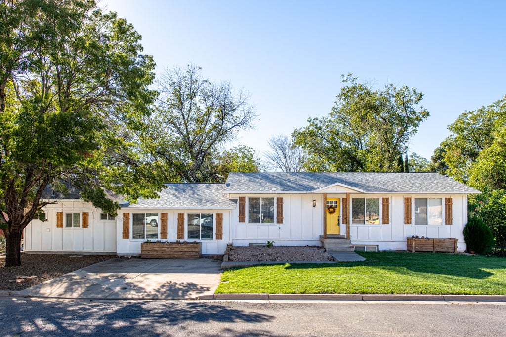Photo of 175 N 160 E, Hurricane, UT 84737 (MLS # 26-276833)