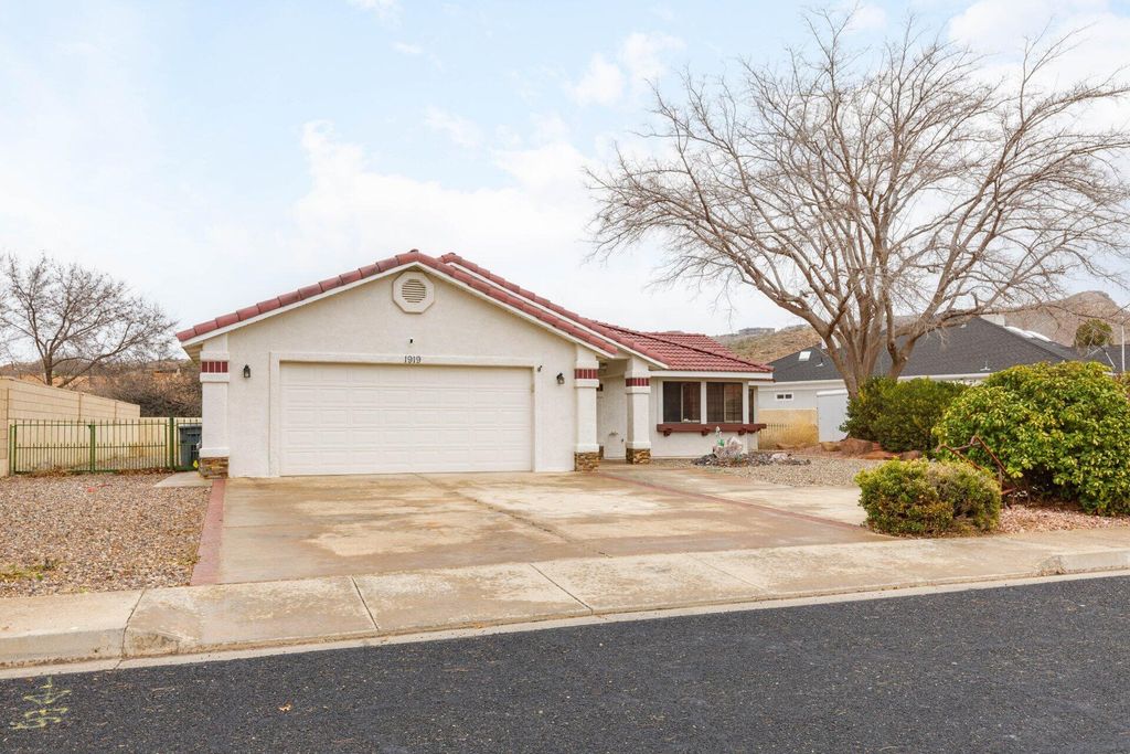 Photo of 1919 S Point DR, Saint George, UT 84790 (MLS # 26-271818)