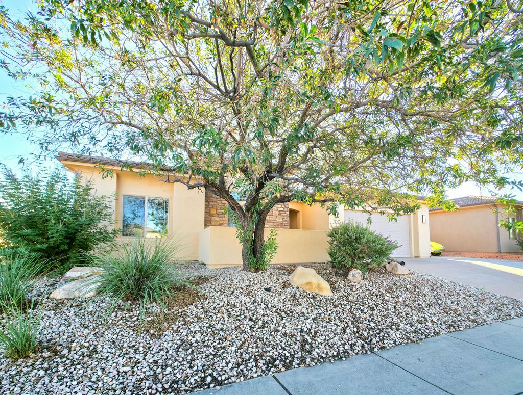 Photo of 700 N 3000 W, Hurricane, UT 84737 (MLS # 25-266097)
