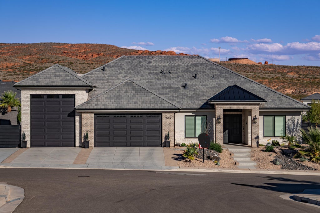 Photo of 2204 N Fairway DR, Washington, UT 84780 (MLS # 26-275784)