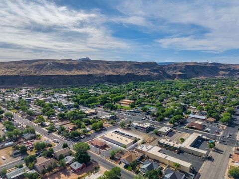 Tiny photo for 75 N 200 W, Hurricane, UT 84737 (MLS # 26-271901)