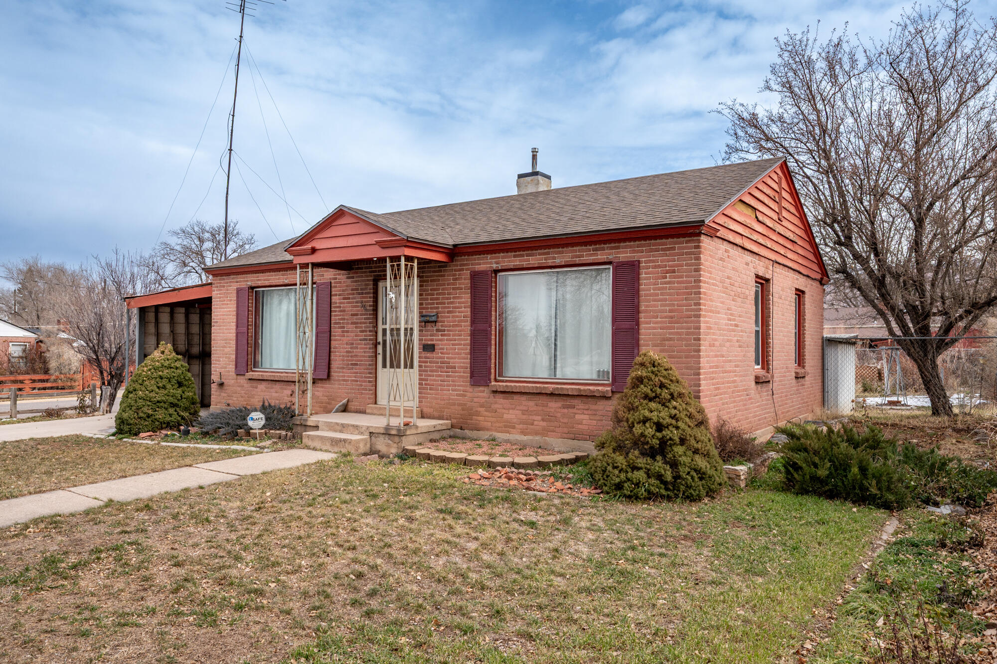 Main image without alt text