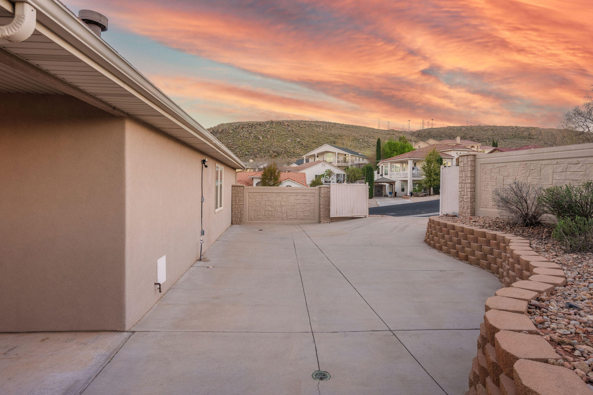 BLOOMINGTON HILLS - Residential