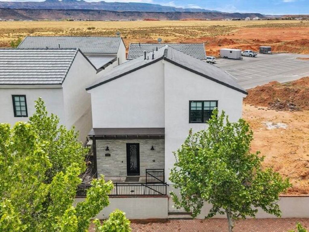 Photo of 1559 S REGENT PARK RD, Hurricane, UT 84737 (MLS # 26-271395)