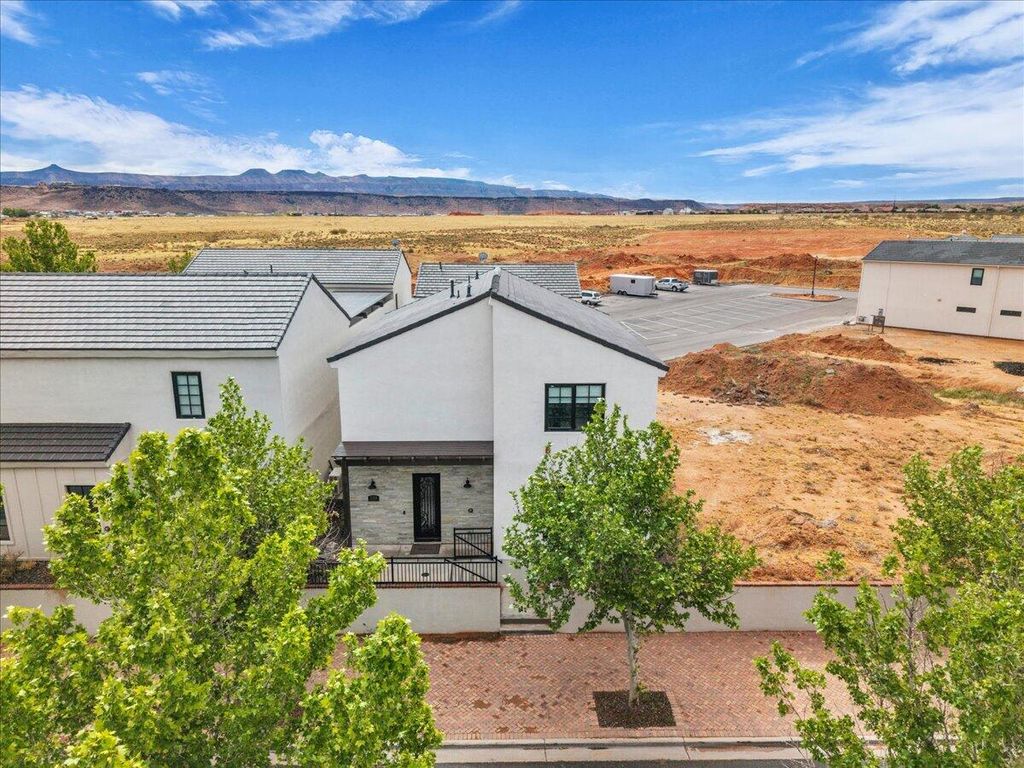 Photo of 1559 S REGENT PARK RD, Hurricane, UT 84737 (MLS # 26-271395)