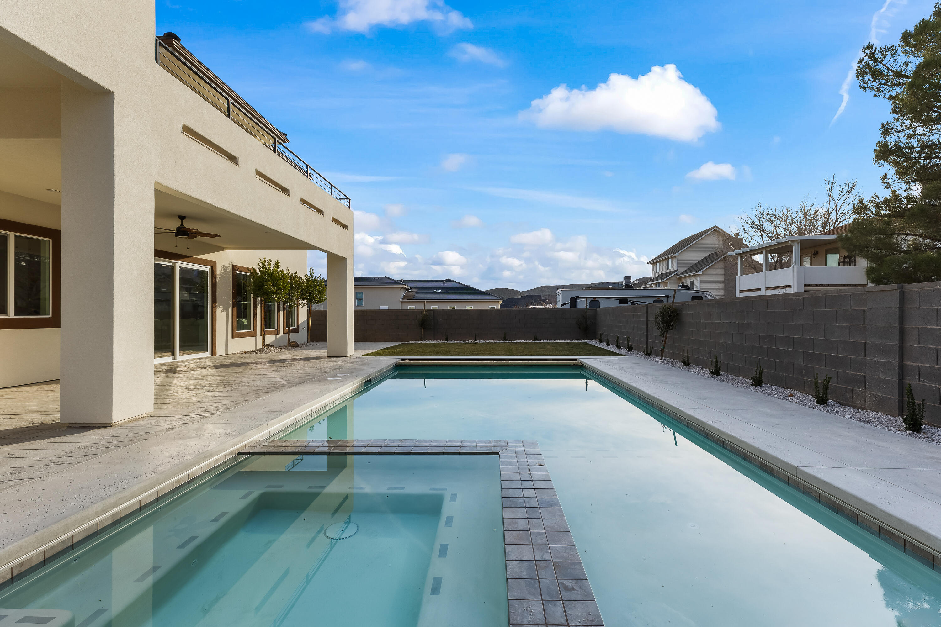 FALCON RIDGE - Residential