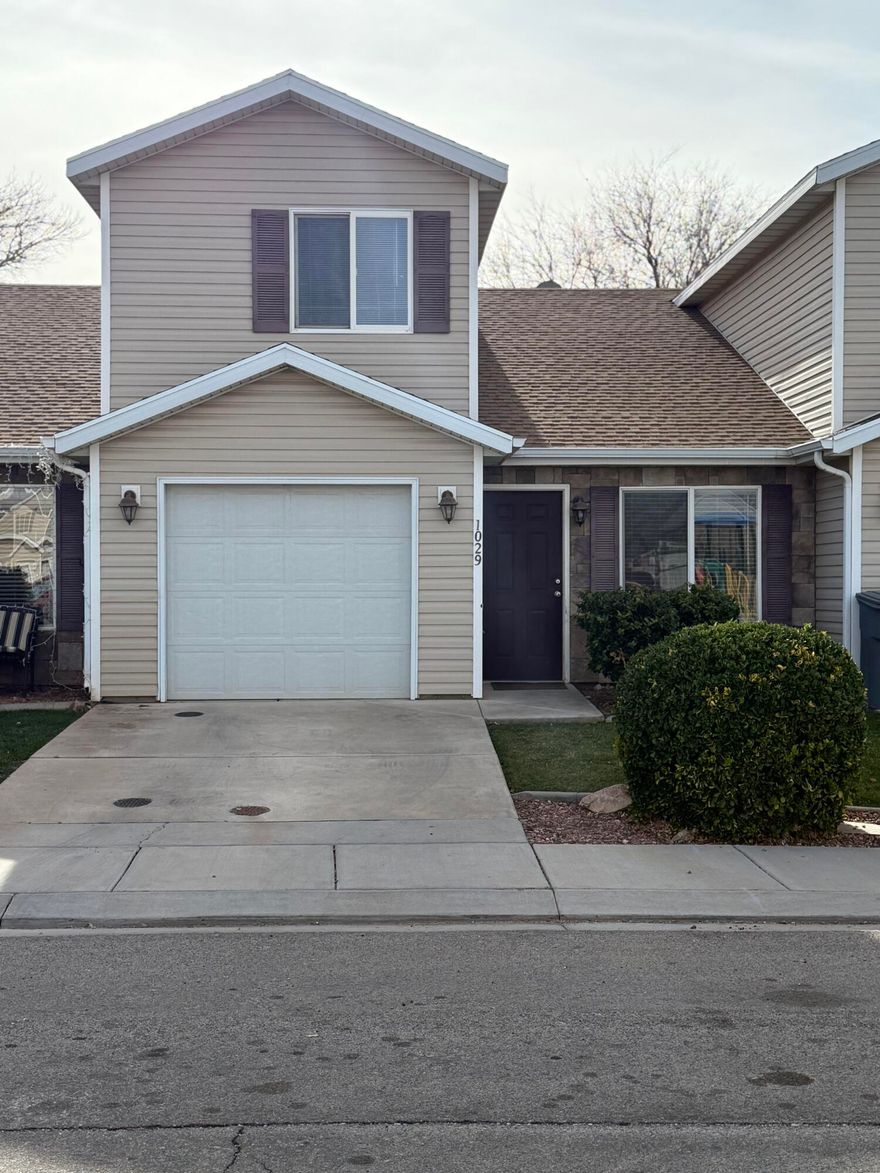 Move in ready, newer appliances and Water Heater, Great 1st home or Rental great quite location close to downtown Hurricane, Must See.