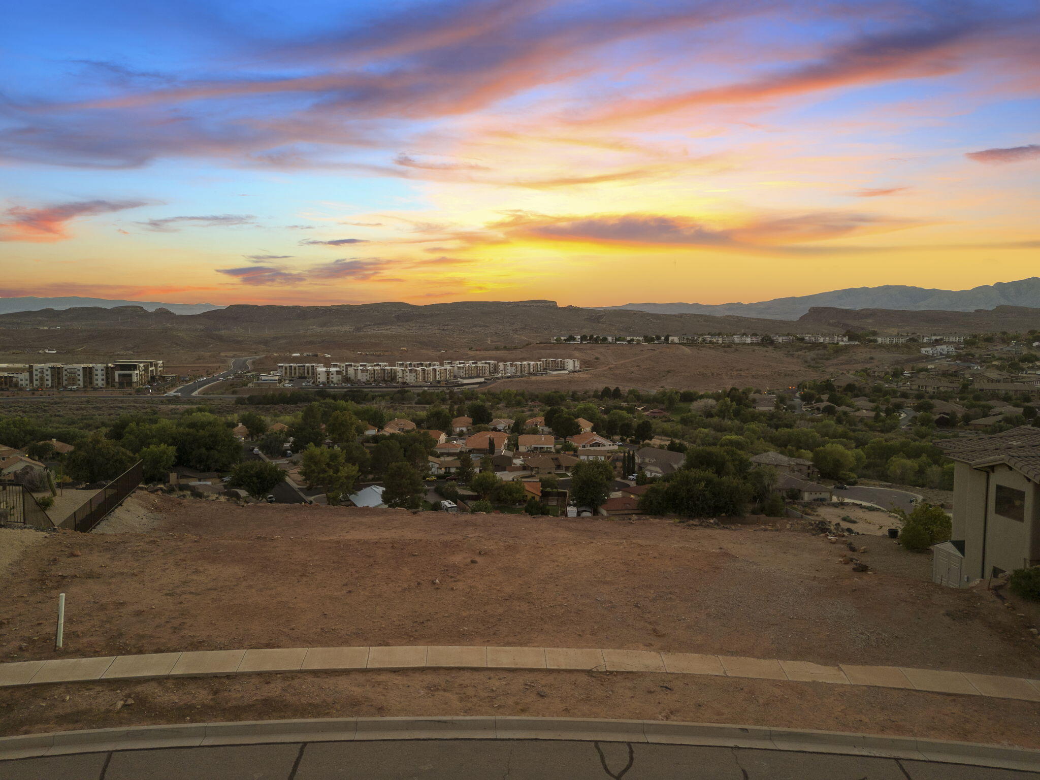 WHISPER RIDGE - Land