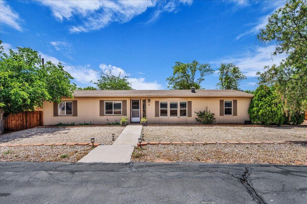 Photo of 5 S Main ST, Ivins, UT 84738 (MLS # 26-271770)