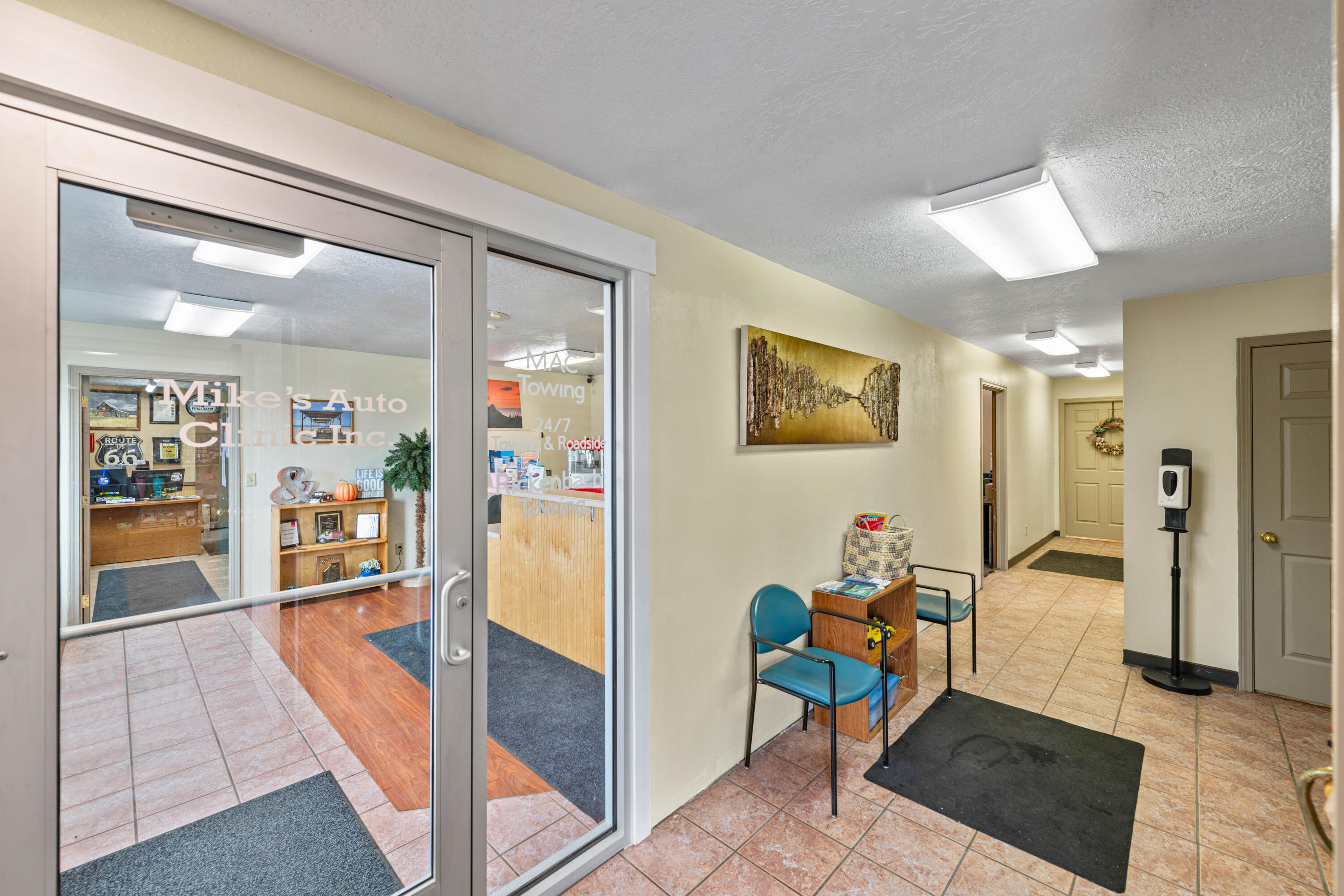 Main image without alt text