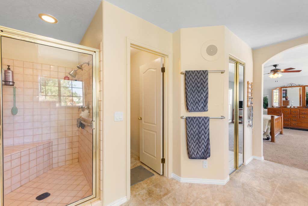 Photo of 985 E FORT PIERCE DR, Saint George, UT 84790 (MLS # 26-273346)