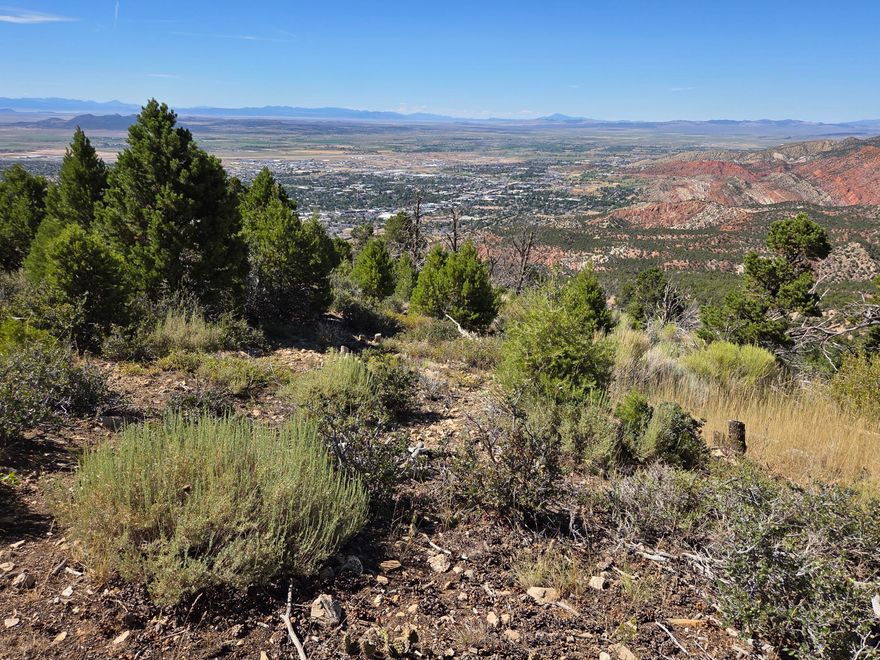 Magnificent panoramic view of Cedar Valley and surrounding mountains. Total mountain environment but only 18 minutes to Walmart!  Surrounded by natural trees on an acre lot, near the end of the street gives peace and privacy.
Super spot for primary residence or your mountain cabin