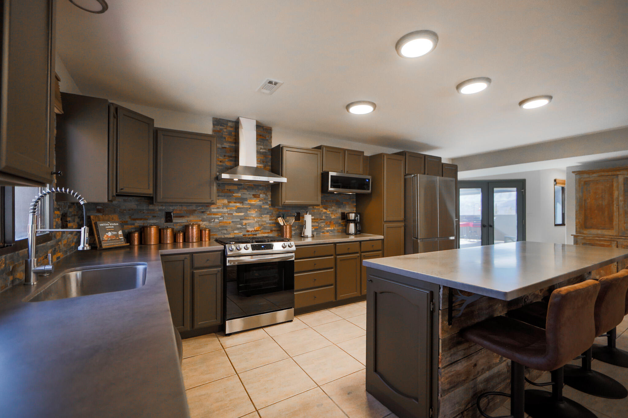 MUNSON MANOR - Residential