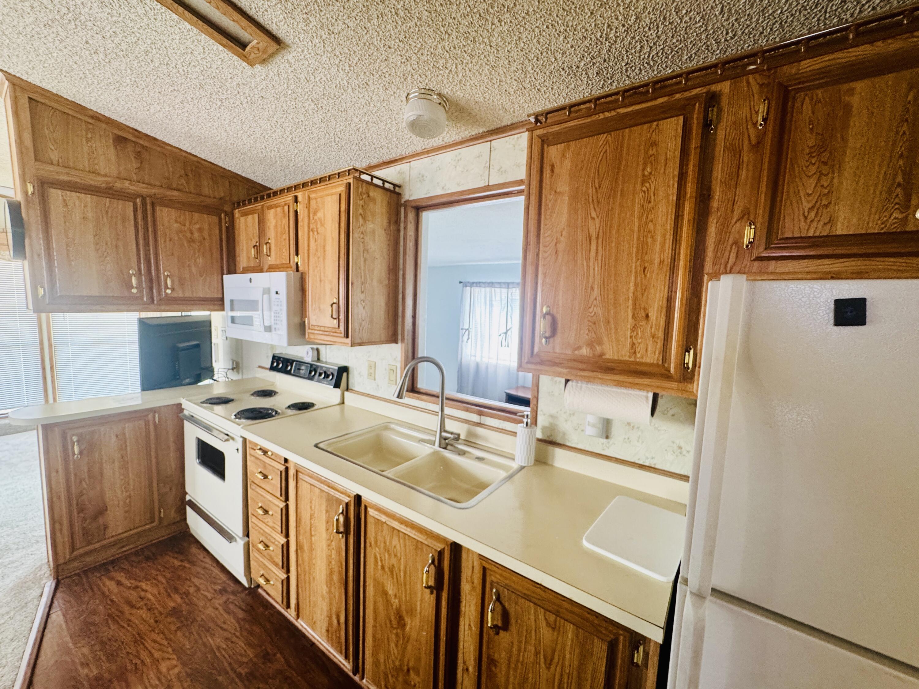 CANYON BREEZE RV RESORT - Residential