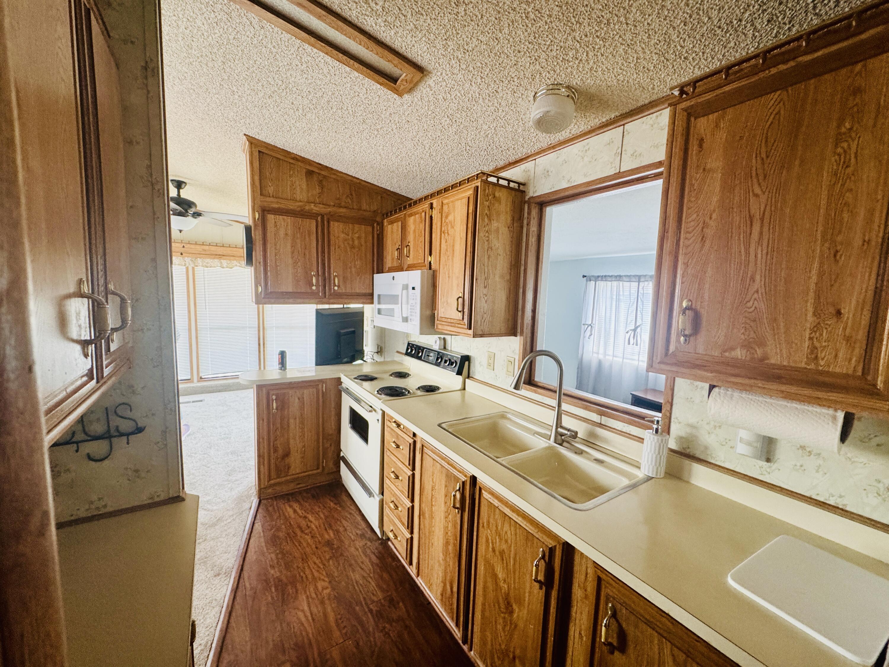 CANYON BREEZE RV RESORT - Residential