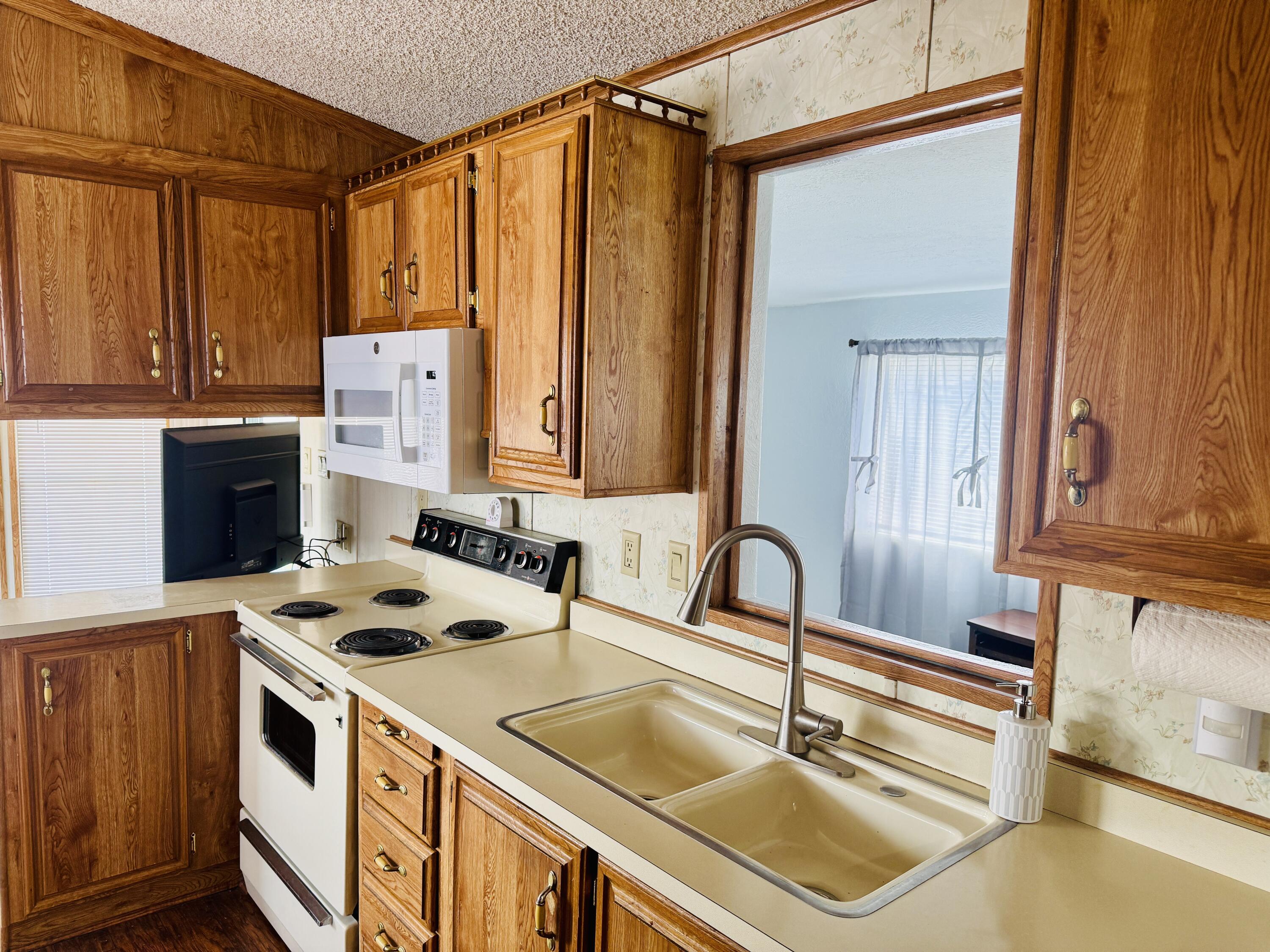 CANYON BREEZE RV RESORT - Residential