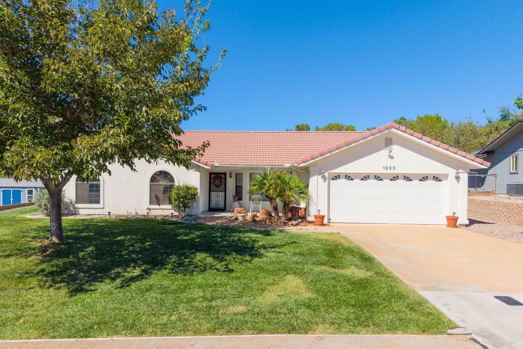 Photo of 1223 E Mahogany CIR, Saint George, UT 84790 (MLS # 26-276827)
