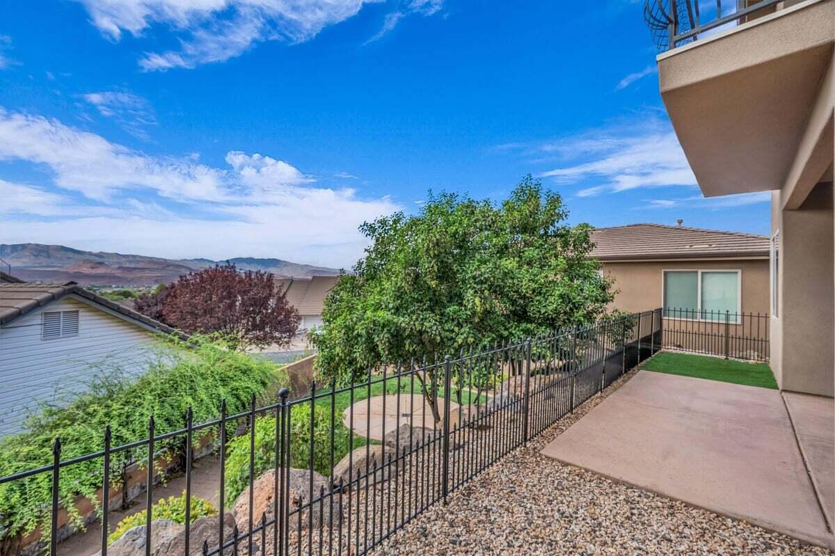 STONE POINT TOWNHOMES - Residential