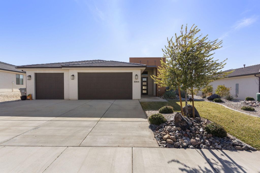 Photo of 3084 E Fuchsia DR, Saint George, UT 84790 (MLS # 26-268613)