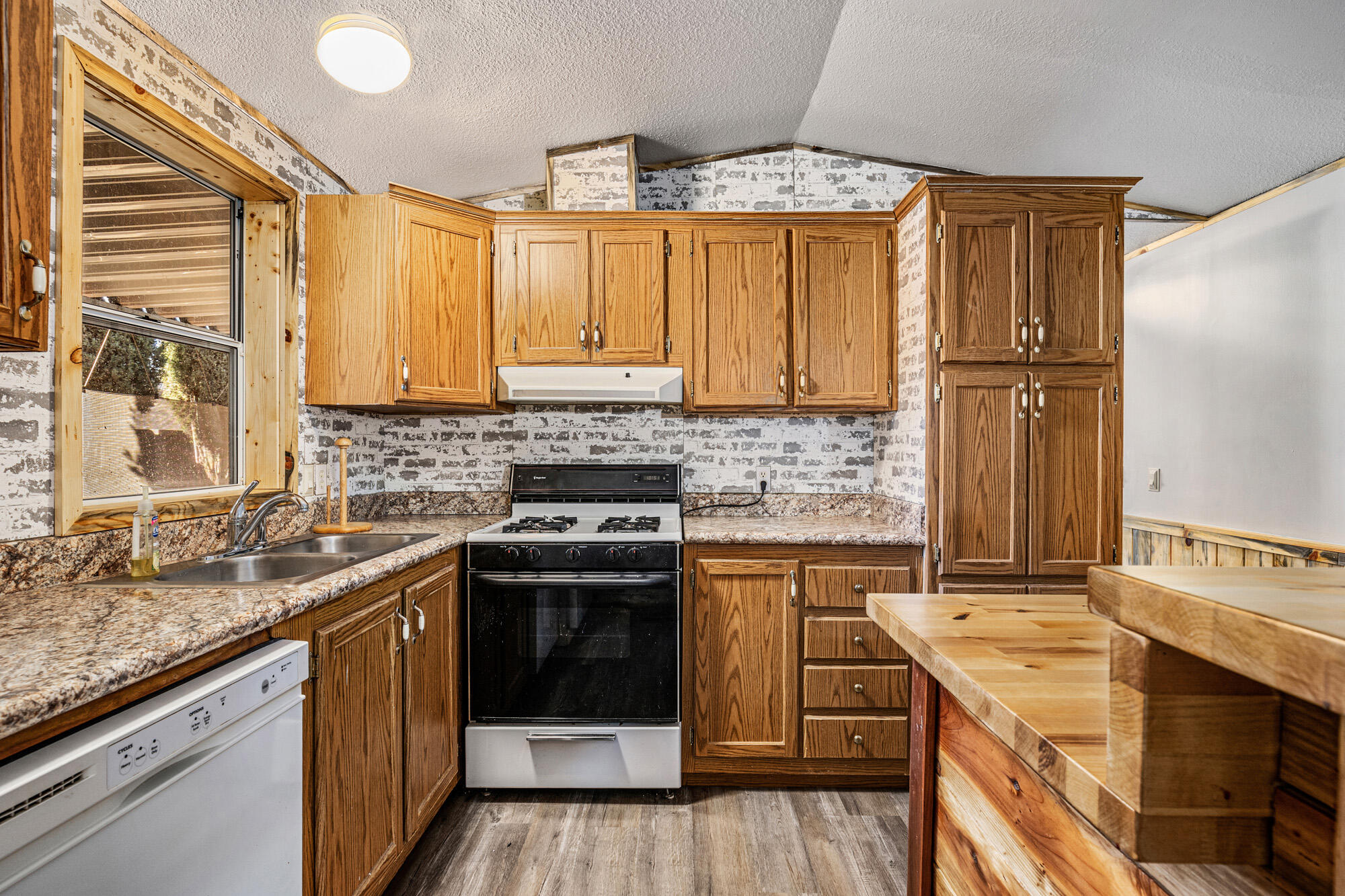 LAVA BLUFF MOBILE HOME PARK - Residential