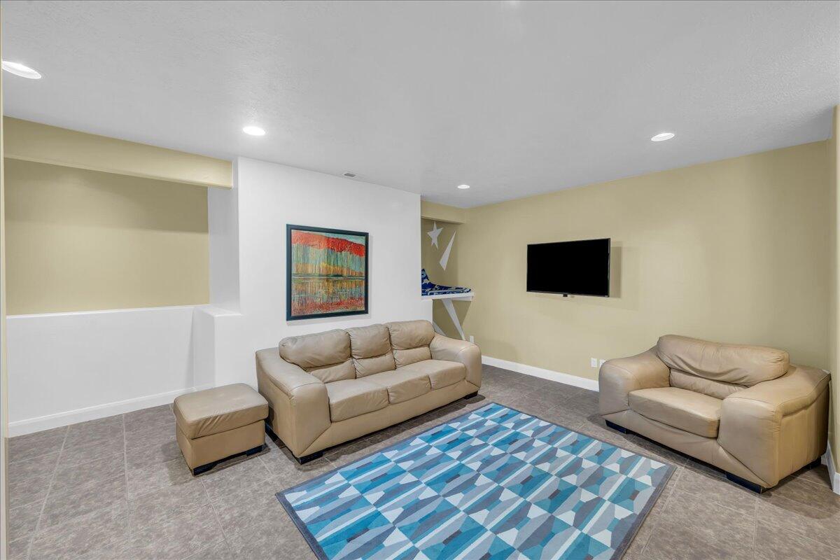 HOMESPUN VILLAGE - Residential