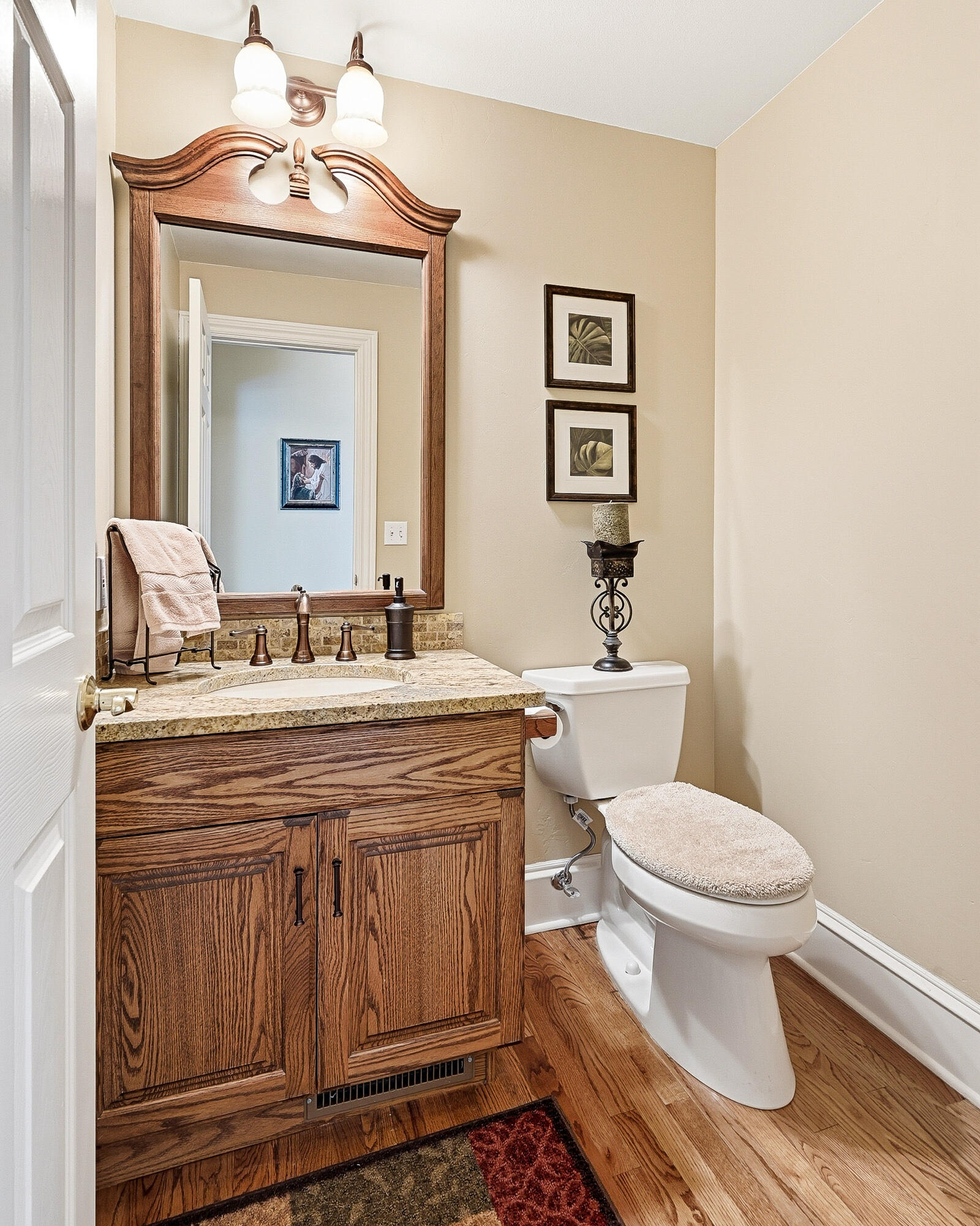 Main image without alt text