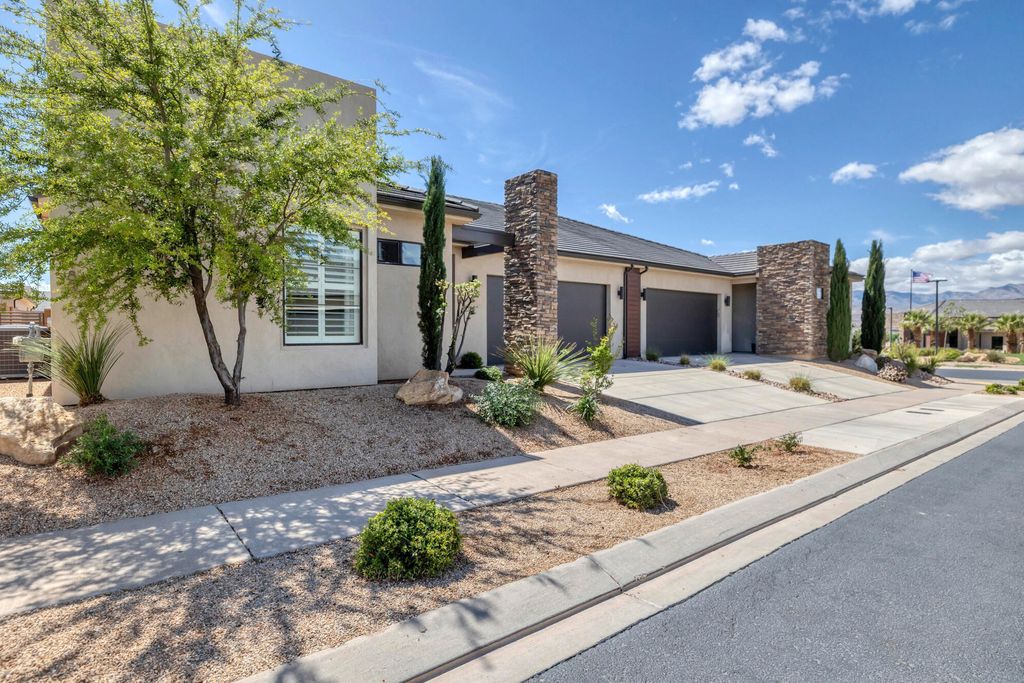 Photo of 1189 W FLOYD DR, Saint George, UT 84790 (MLS # 26-270909)