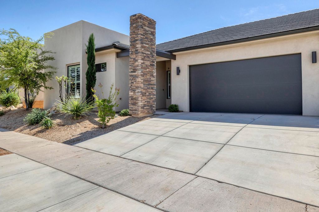 Photo of 1189 W FLOYD DR, Saint George, UT 84790 (MLS # 26-270909)