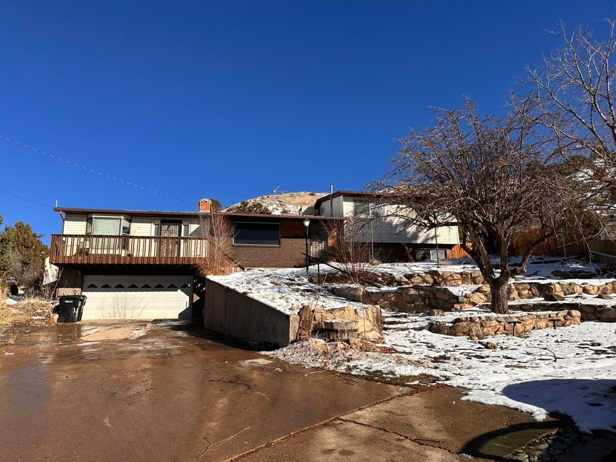 This charming split-level home is conveniently located just a short distance from downtown shopping and beautiful parks. Ideal for those who appreciate both comfort and accessibility, it offers a perfect blend of modern living and community engagement.