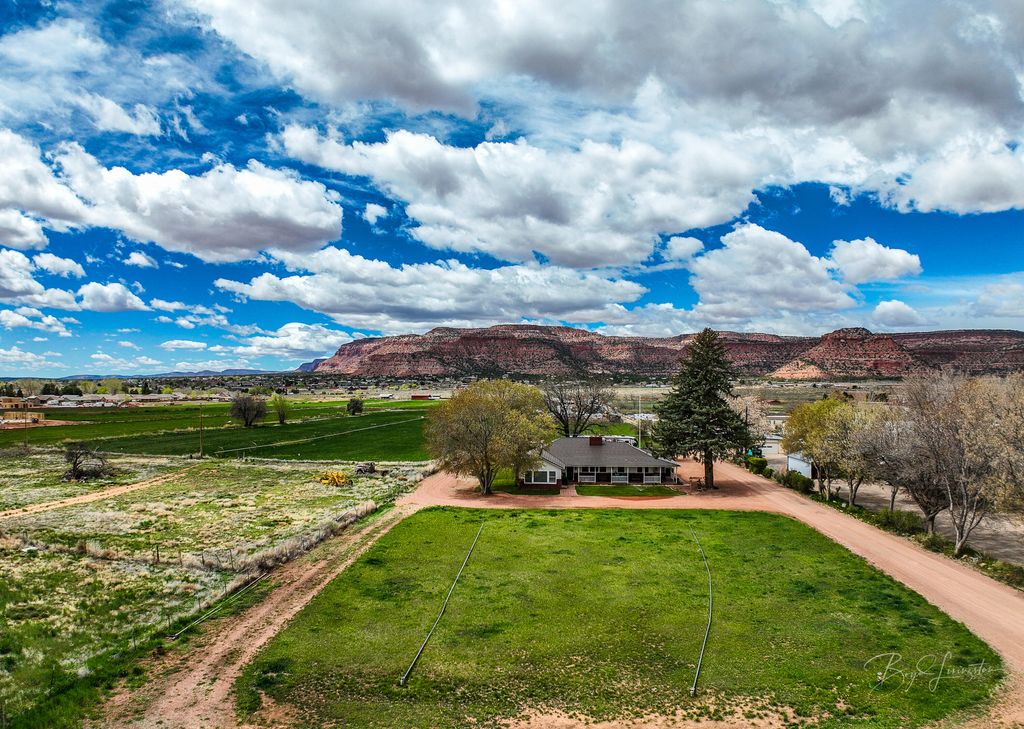 Photo of 818 S Hwy 89a, Kanab, UT 84741 (MLS # 26-271798)