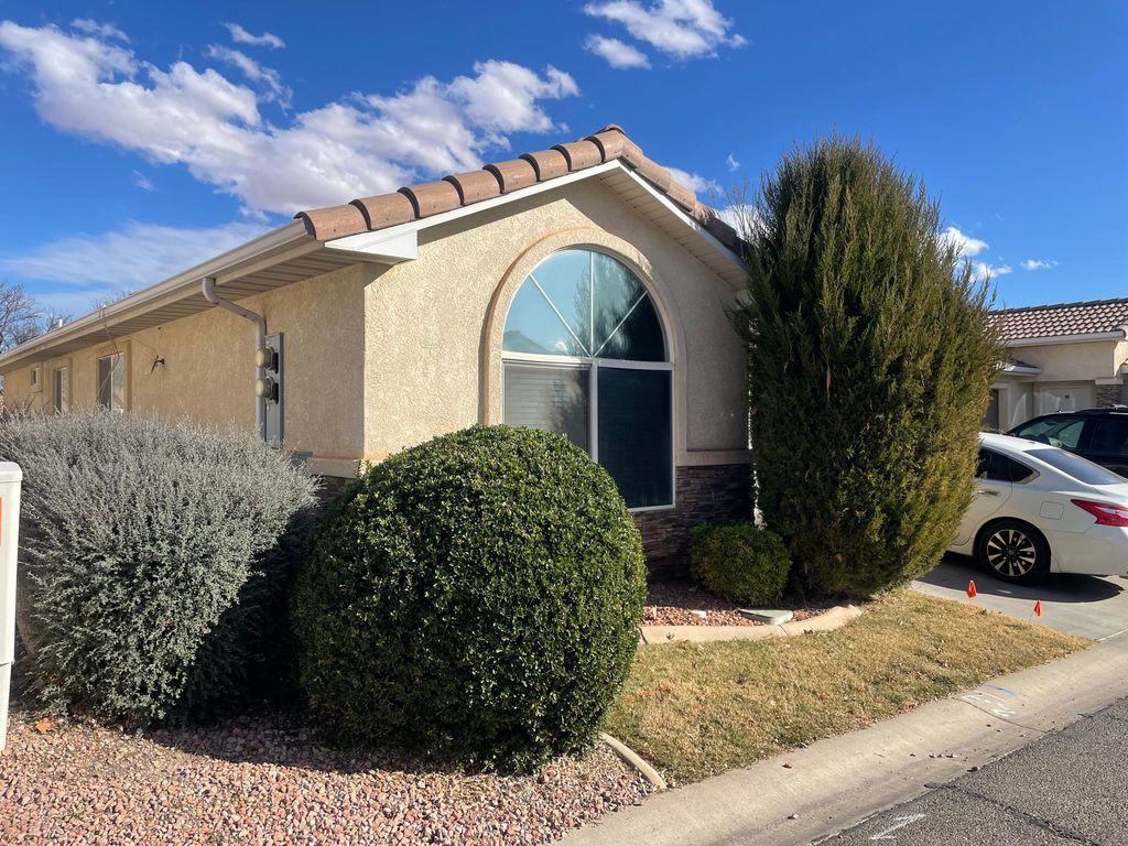 Photo of 2056 E MIDDLETON DR #36, Saint George, UT 84770 (MLS # 26-269393)
