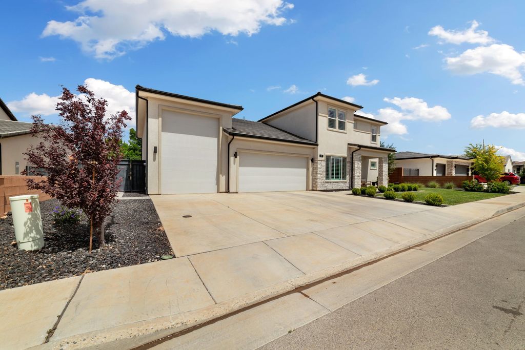 Photo of 74 W ELINOR LN, Washington, UT 84780 (MLS # 26-271718)
