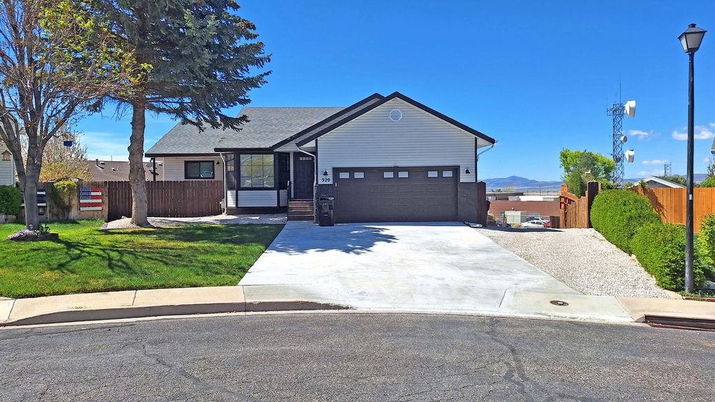 Photo of 320 E 2100 NORTH CIR, Cedar City, UT 84721 (MLS # 26-271308)