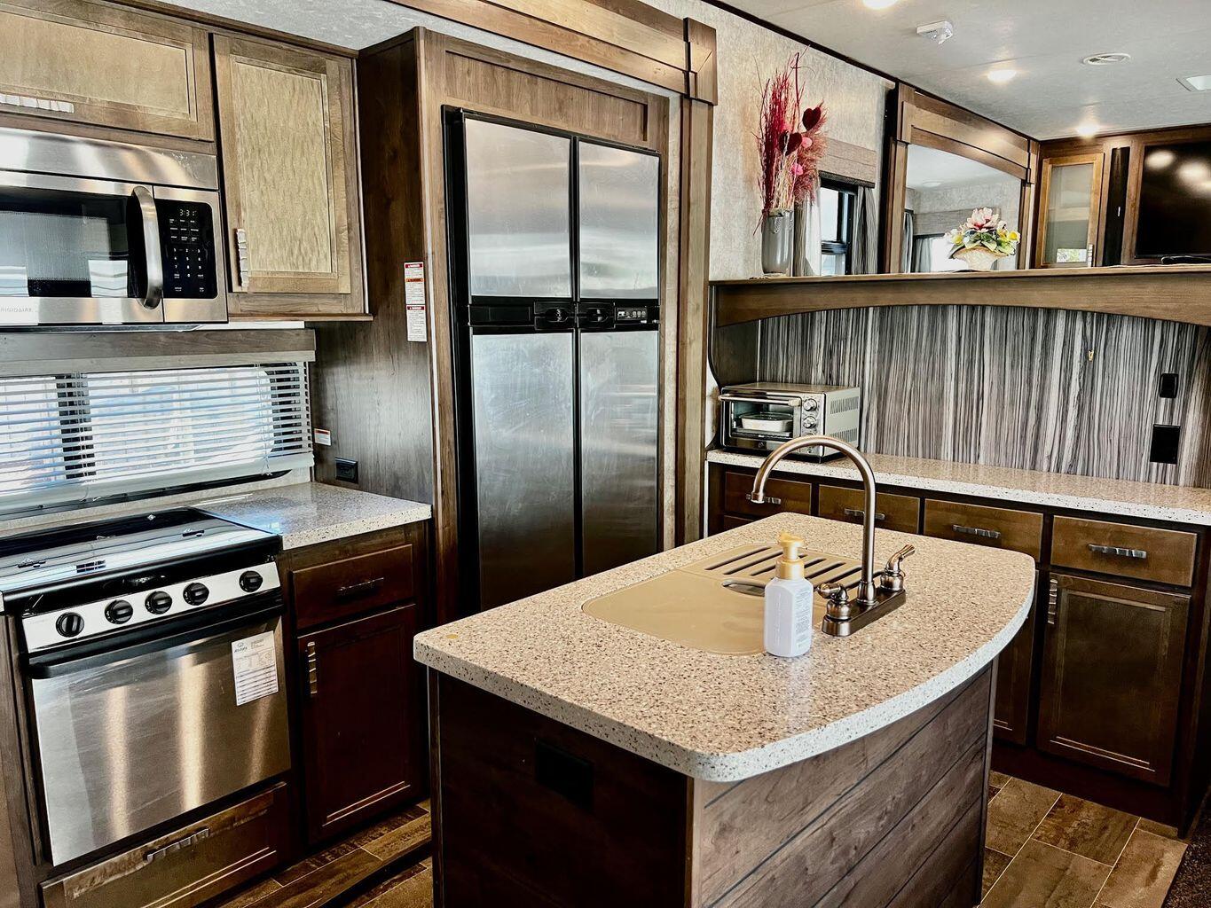 CANYON BREEZE RV RESORT - Land