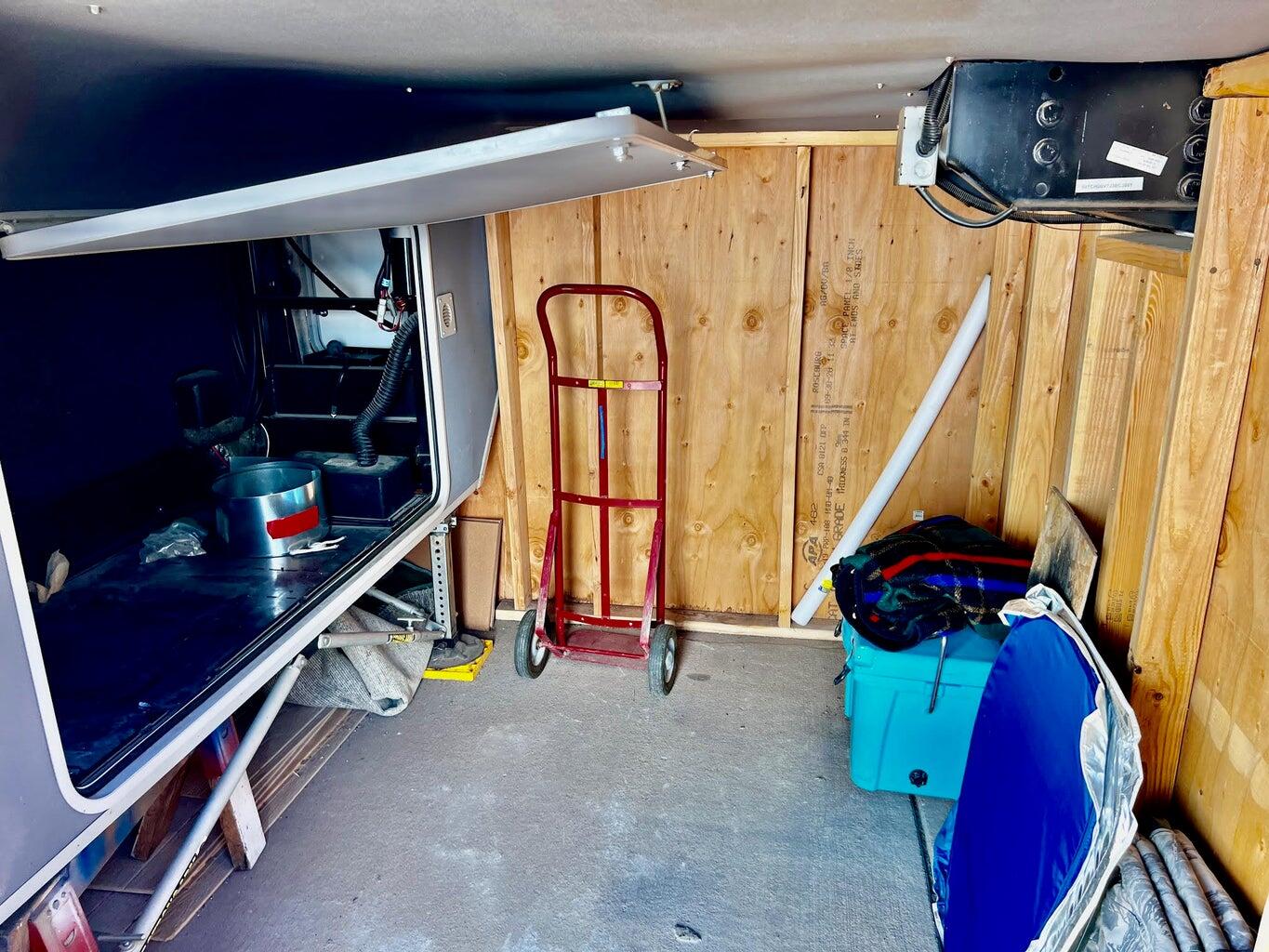 CANYON BREEZE RV RESORT - Land