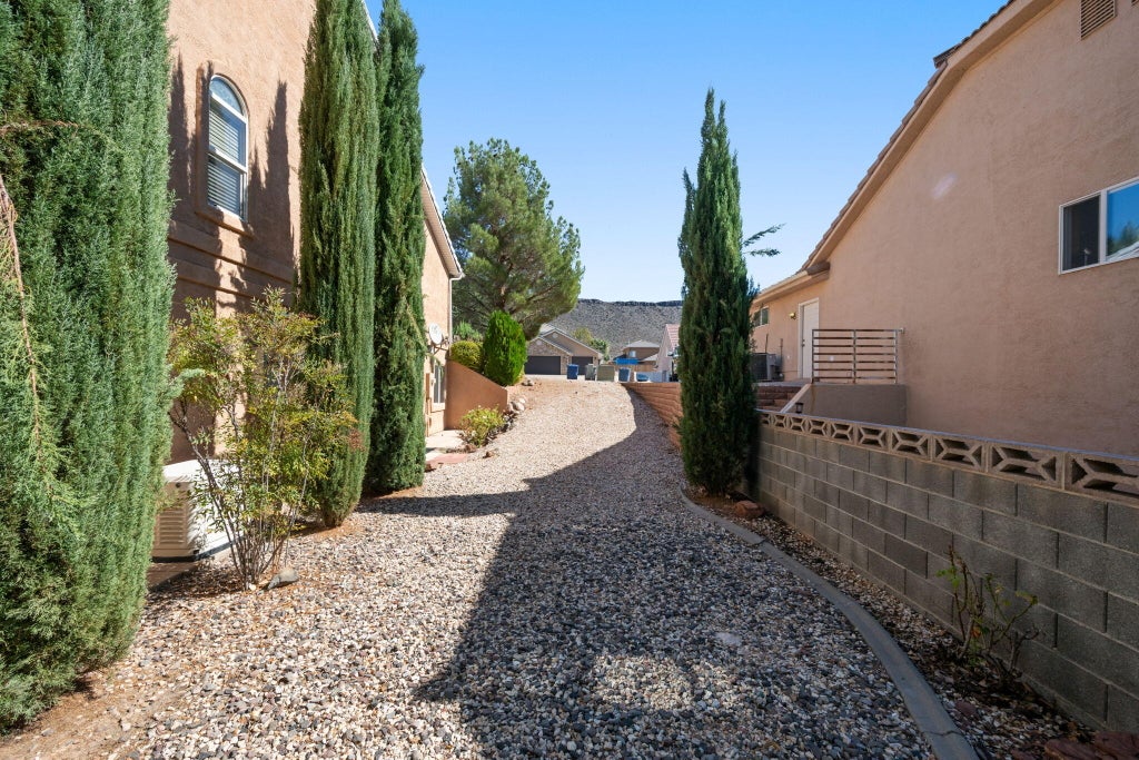 Photo of 175 N Stone Mountain DR, Saint George, UT 84770 (MLS # 26-277019)