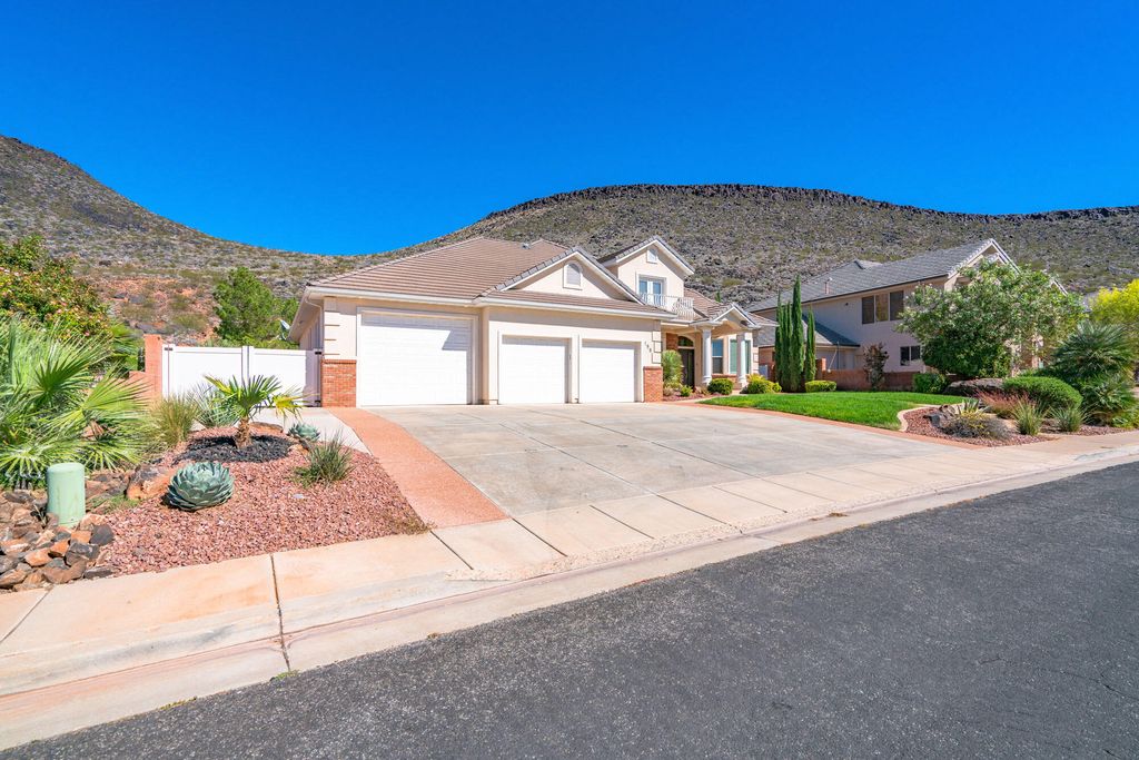 Photo of 198 N SHADOW POINT DR, Saint George, UT 84770 (MLS # 26-272387)