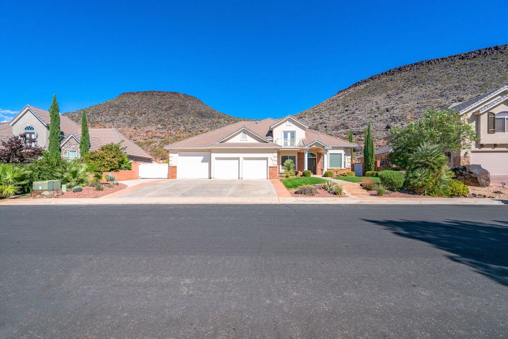 Photo of 198 N SHADOW POINT DR, Saint George, UT 84770 (MLS # 26-272387)