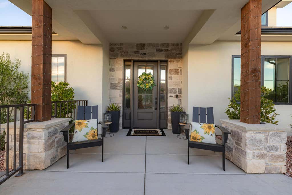Photo of 1904 N Vista Park Way, Washington, UT 84780 (MLS # 26-275439)