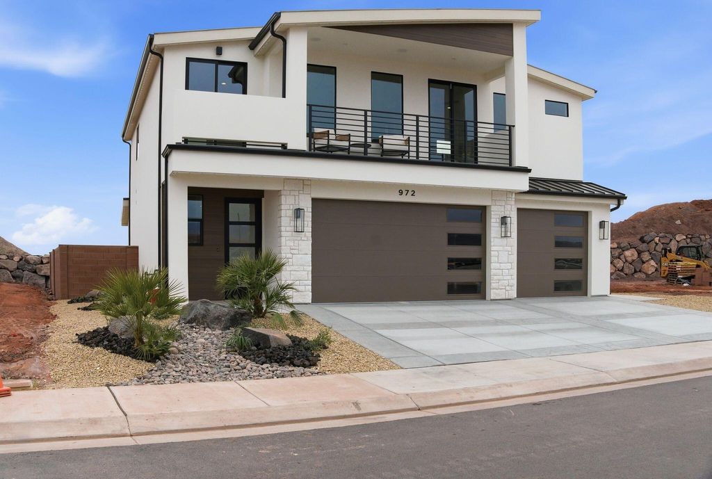 Photo of 972 E COYOTE CREST DR, Washington, UT 84780 (MLS # 26-271635)