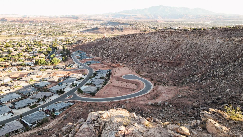 Photo of 1658 SCHRUND CIR, Saint George, UT 84790 (MLS # 26-270885)