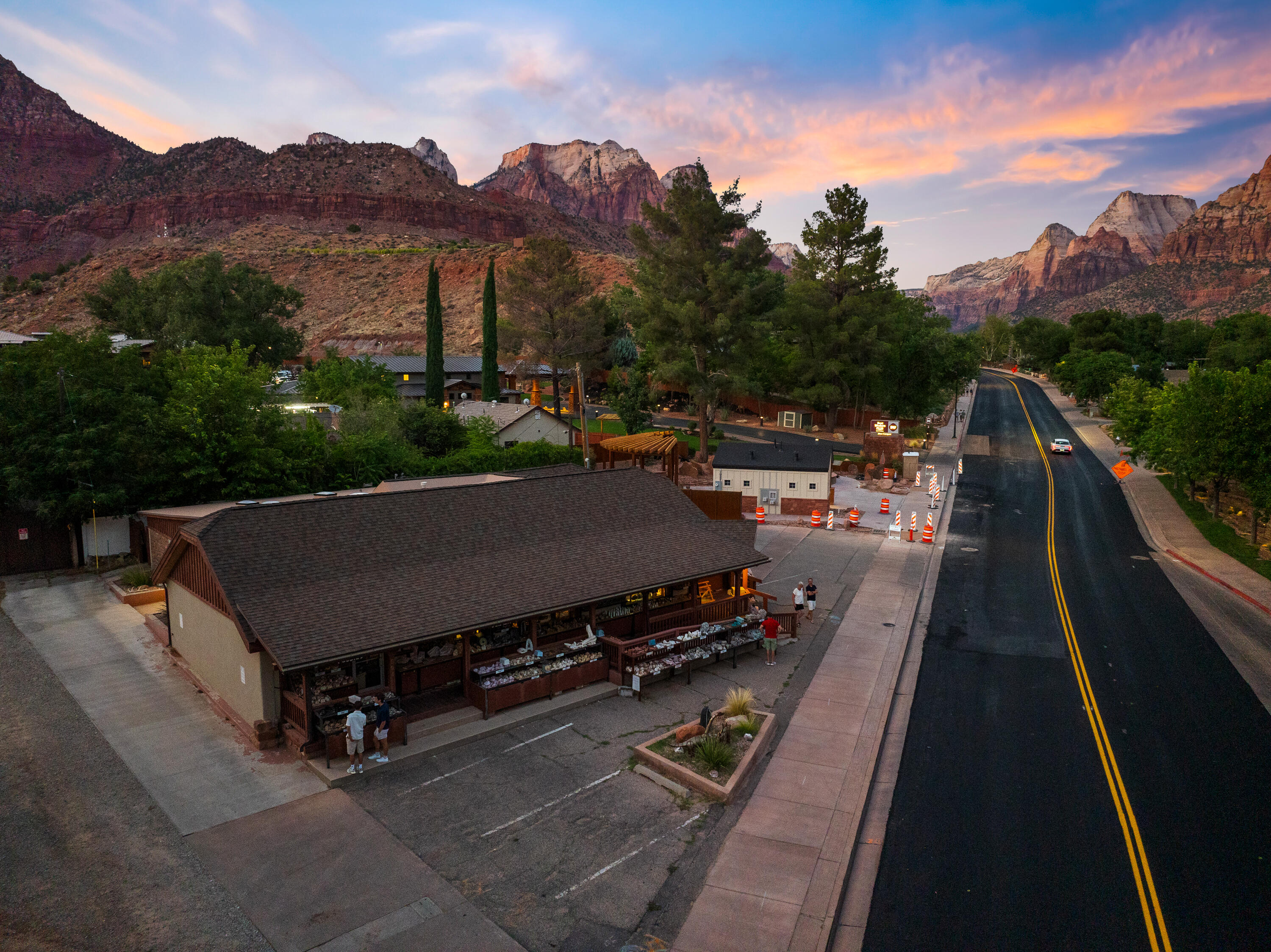 Main image without alt text